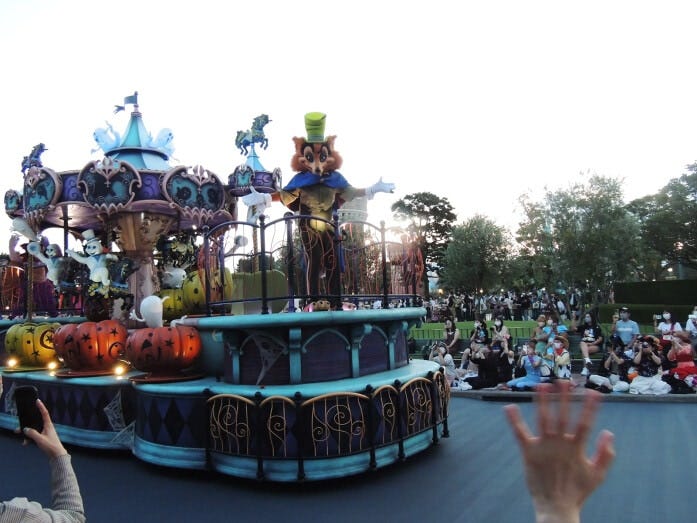 『ピノキオ』に登場する“ファウルフェロー”が紳士的なコスチュームで現れます