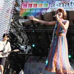 「a-nation」のステージで熱唱するmoumoon(左から)MASAKI、YUKA