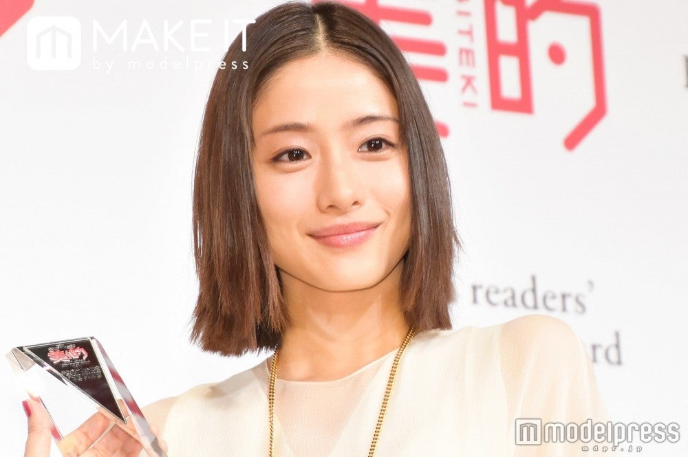 前髪で印象チェンジ 石原さとみに学ぶヘアスタイル6パターン 前髪ありなし別 ショート ロングまで モデルプレス