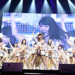 指原莉乃ら選抜メンバー／「AKB48グループ同時開催コンサートin横浜～今年はランクインできました祝賀会～」（C）AKS
