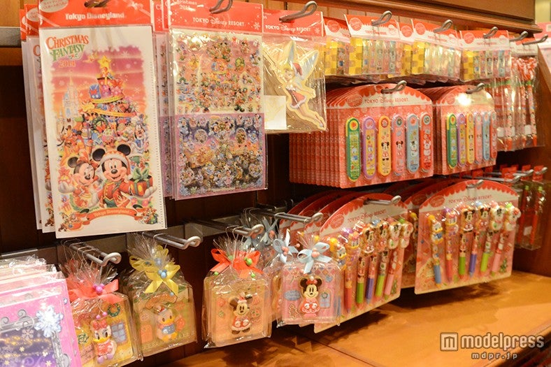 カラフルなデザインのグッズが並ぶ