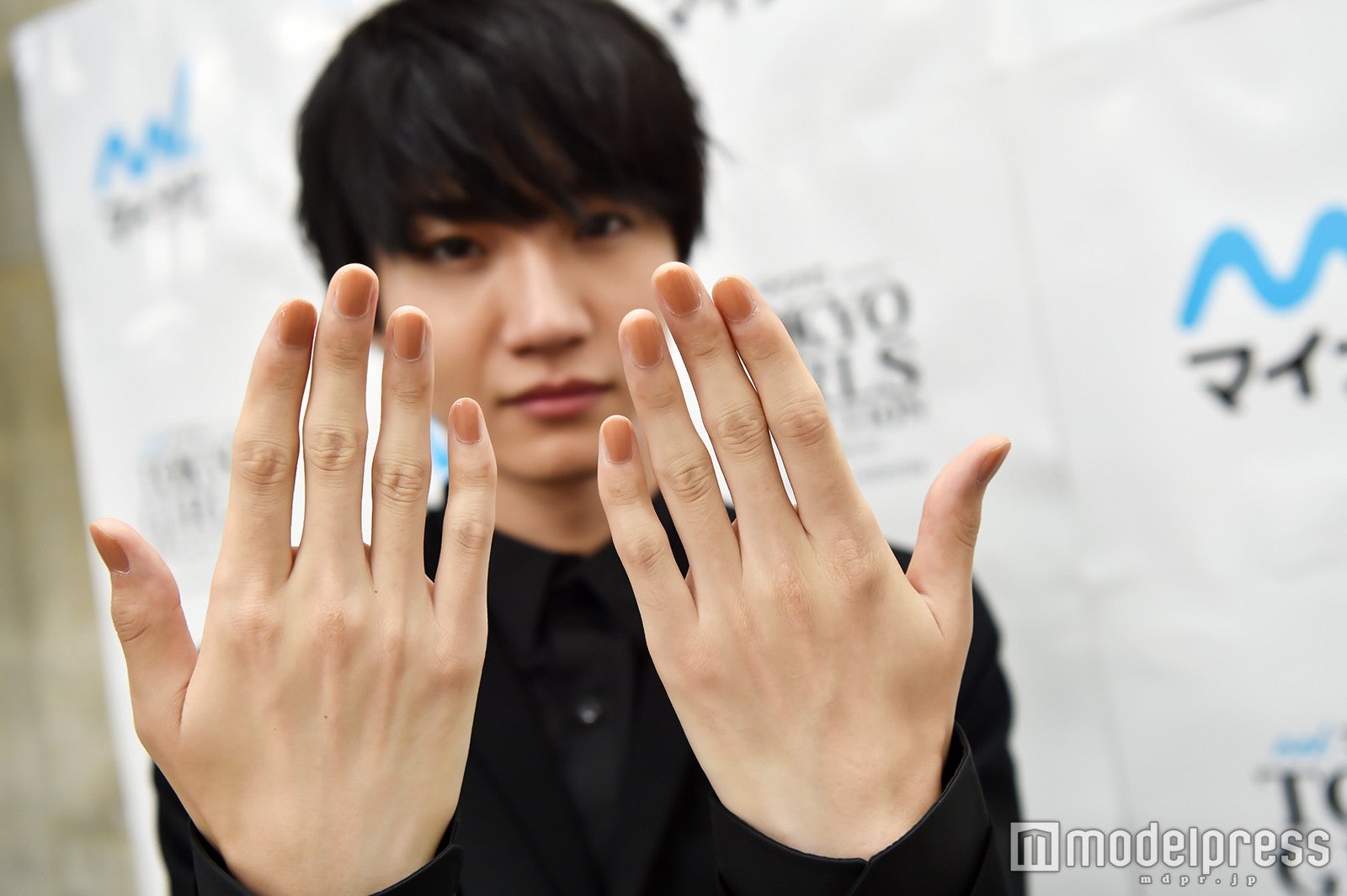 メンズネイルもお似合い（C）モデルプレス