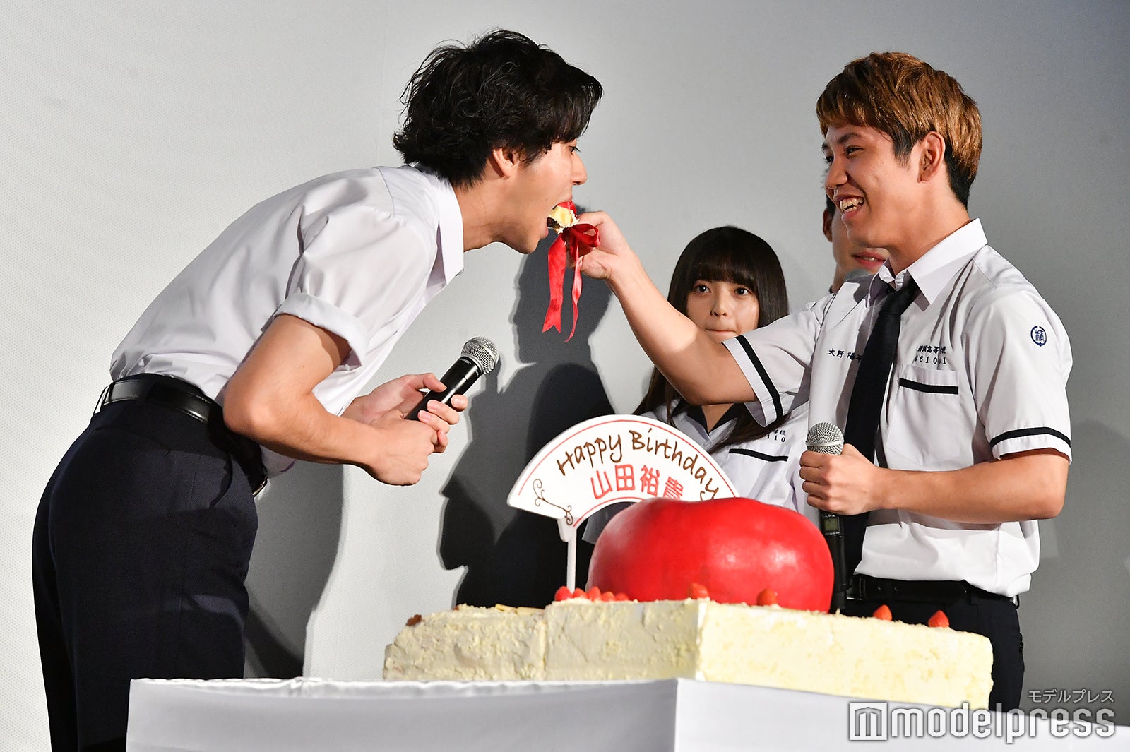 佐久本宝（右）、山田裕貴（左）にケーキをあーん（C）モデルプレス