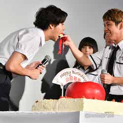 佐久本宝（右）、山田裕貴（左）にケーキをあーん（C）モデルプレス