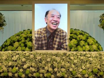 片岡亀蔵さんお別れの会 八代目菊五郎 笑顔の遺影に誓った「良い作品を作ることでさらに笑顔に」