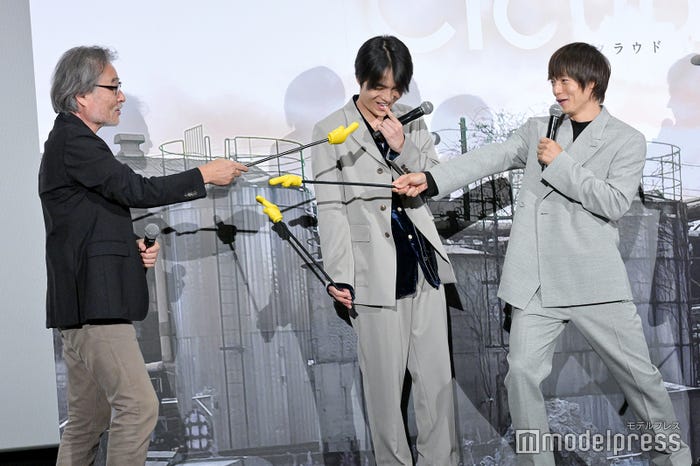 (左から)黒沢清監督、岡山天音、窪田正孝(C)モデルプレス