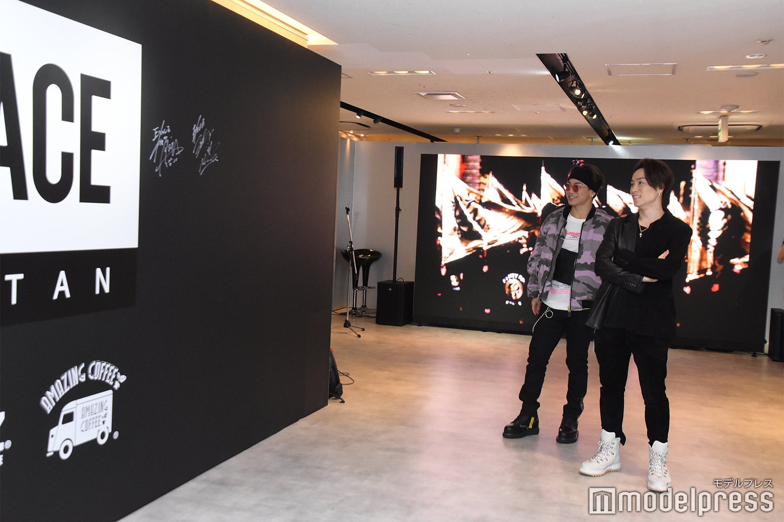 サインを見つめるNAOTO＆TETSUYA （C）モデルプレス