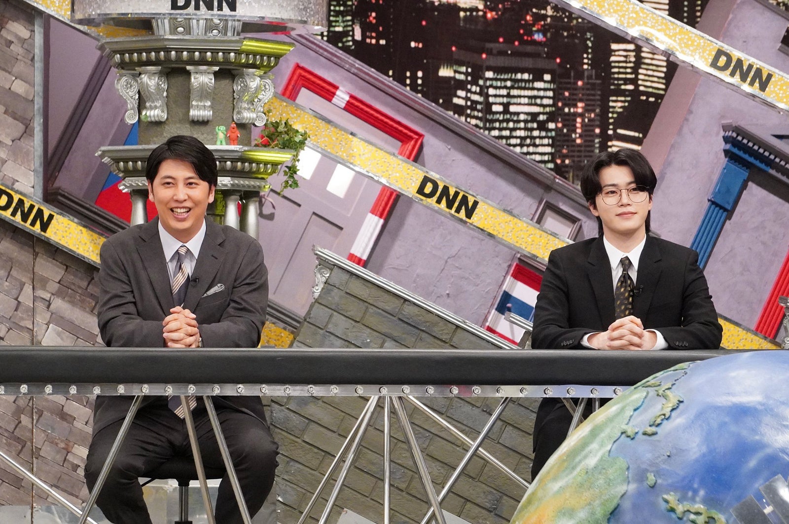 屋敷裕政、木全翔也（C）フジテレビ