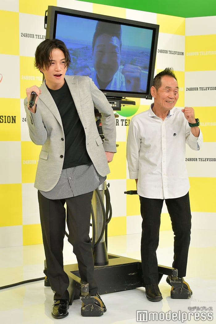 “走っているポーズ”をする菊池風磨(左)(C)モデルプレス