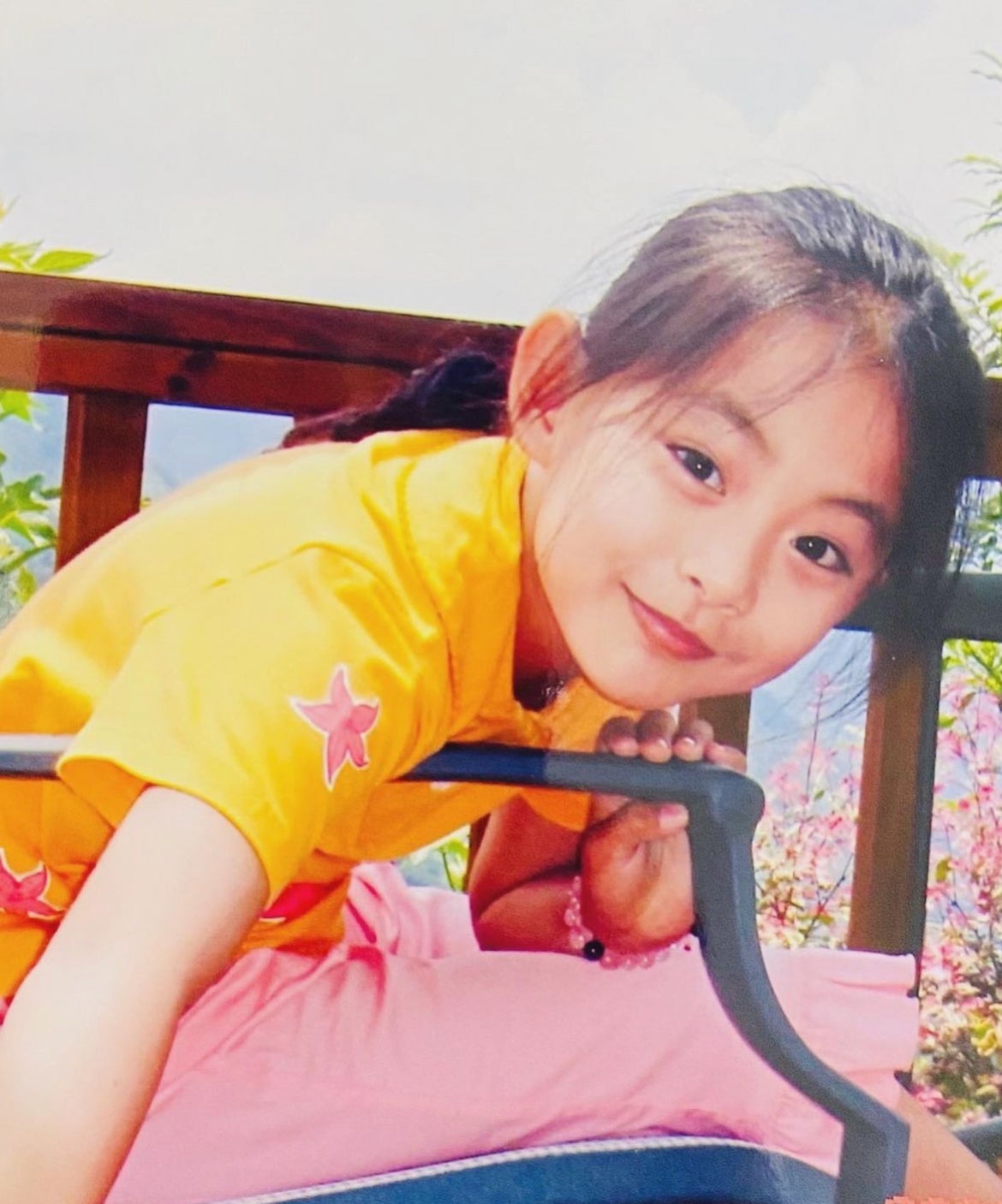 TWICEツウィ、幼少期の写真公開に反響殺到「完成されてる」「天使」