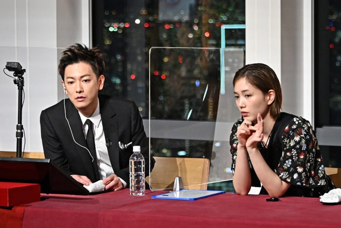 佐藤健、本田翼(C)TBS