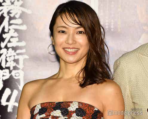 内山理名、吉田栄作との交際質問飛ぶ 胸元ザックリSEXYドレスで登場