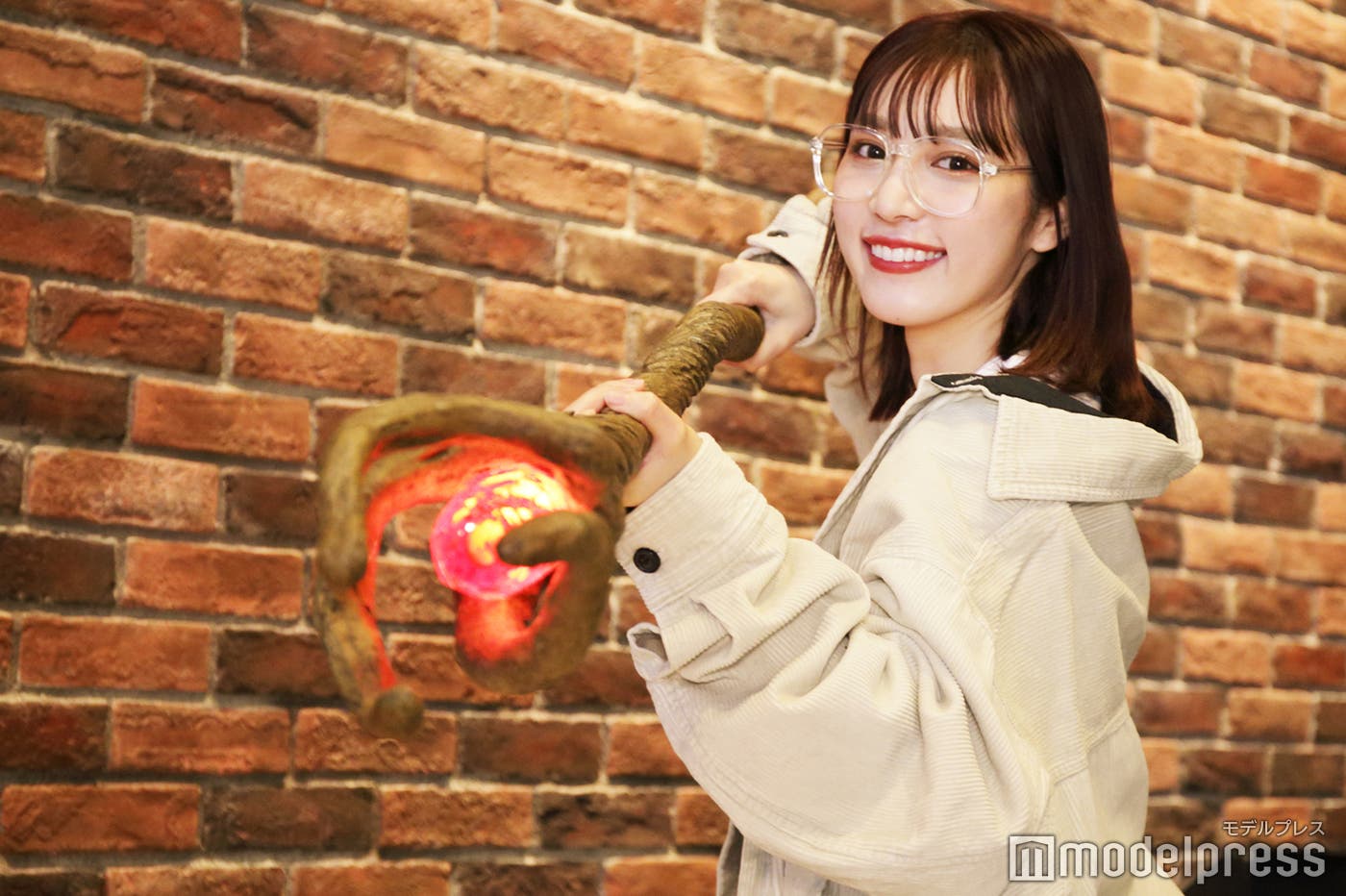 魔法の杖を持ってポーズ(C)モデルプレス