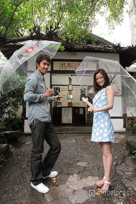 台湾北部の温泉地、北投温泉を訪れた阿部寛、上戸彩