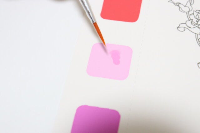 ダイソーの水彩絵の具つきぬりえのカードについている絵の具