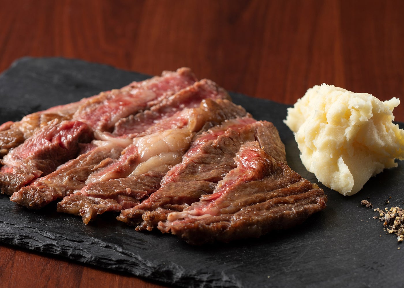 神戸牛 肩ロースのステーキ（肉ビストロDe&amp;#039;licieux 29）／画像提供：AATJ株式会社