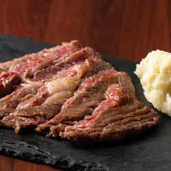 神戸牛 肩ロースのステーキ（肉ビストロDe'licieux 29）／画像提供：AATJ株式会社