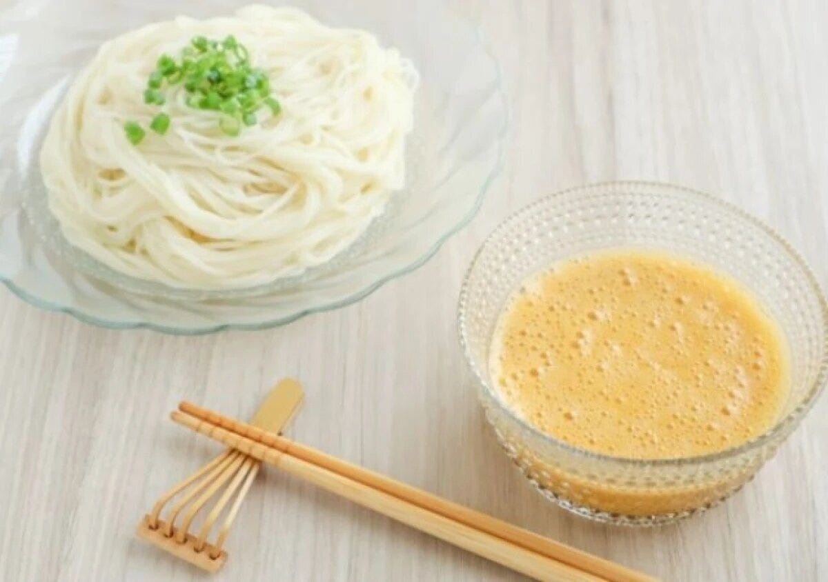 そうめんが盛られた皿と、納豆卵だれが入った器、箸 そうめんが盛られた皿と、納豆卵だれが入った器、箸
