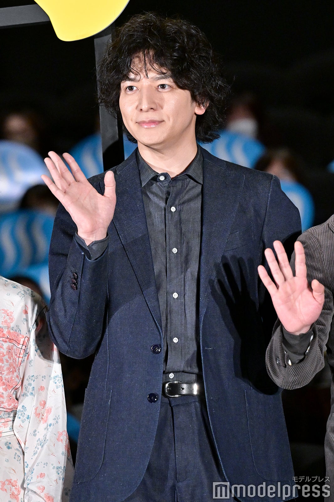 山崎夕貴アナを警戒している生田斗真 （C）モデルプレス