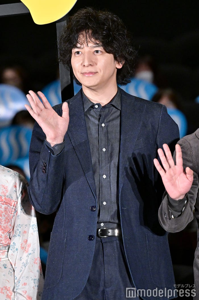 山崎夕貴アナを警戒している生田斗真 (C)モデルプレス