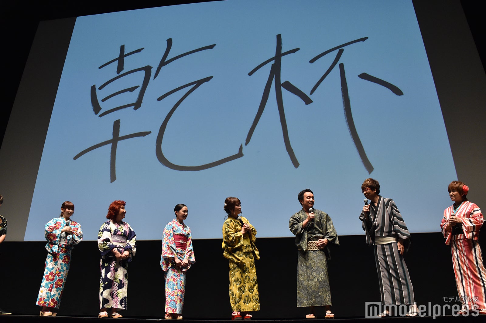 濱田岳の「ひとりじゃできないこと」は“乾杯” （C）モデルプレス