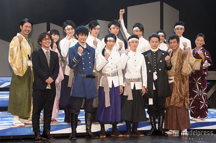 横浜流星(前列左から3番目)ほかキャスト一同