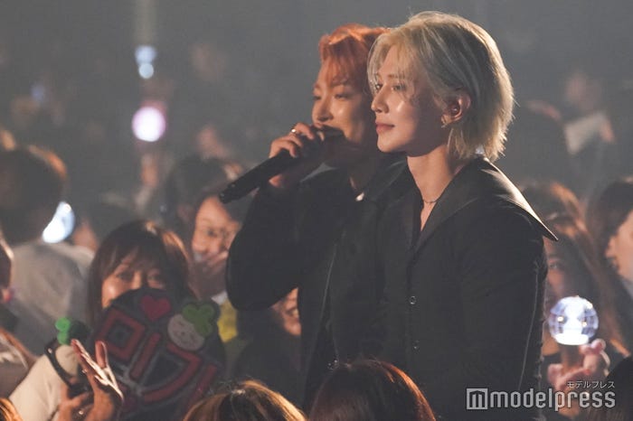 客席に降りるホンジュン、ヨサン/ATEEZ(C)モデルプレス