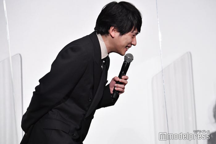 仲良しな中島健人とクロを見て愛おしそうに微笑む二宮和也 (C)モデルプレス