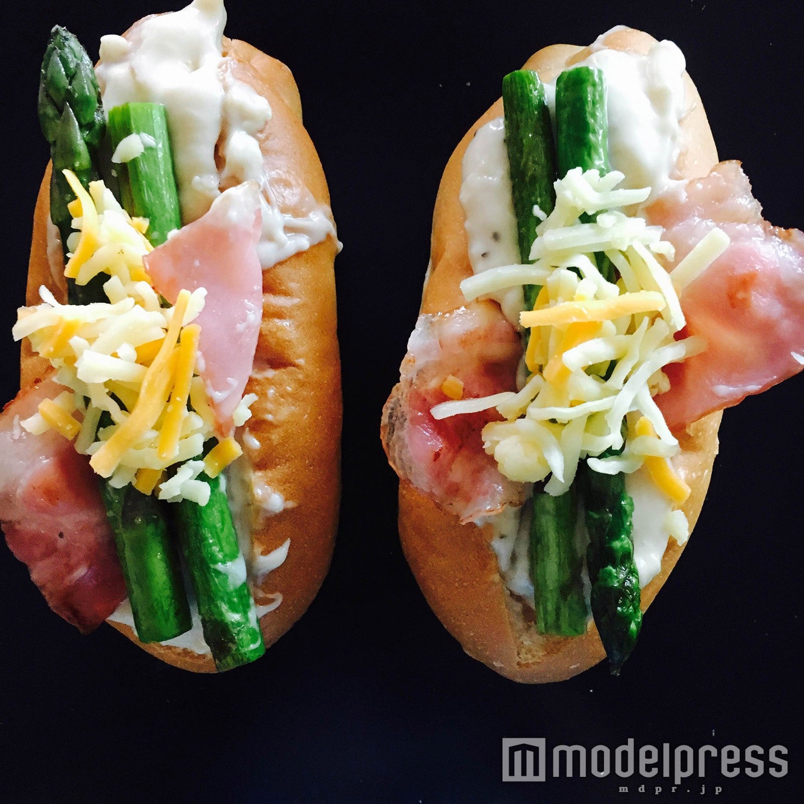 アスパラ・ベーコンをのせて／画像提供：柏原歩