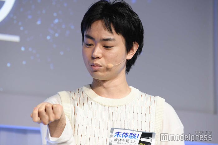 手首の回しでNG連発した菅田将暉(C)モデルプレス