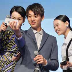 新たな家族を記念して自撮り（左から）樋口可南子、竹内涼真、杉咲花 （C）モデルプレス