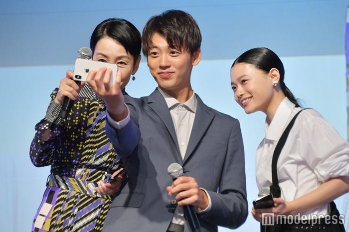 新たな家族を記念して自撮り(左から)樋口可南子、竹内涼真、杉咲花 (C)モデルプレス