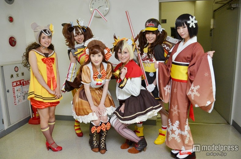 左から神谷るな、伯姫楓、神谷えりな、秋乃ケイ、瑞木るう、櫻井はな