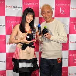 「b3.(スリーボム)ヘアメディアケイティッドシリーズ 新商品・新CM発表会」に出席した(左から)石原さとみ、所ジョージ