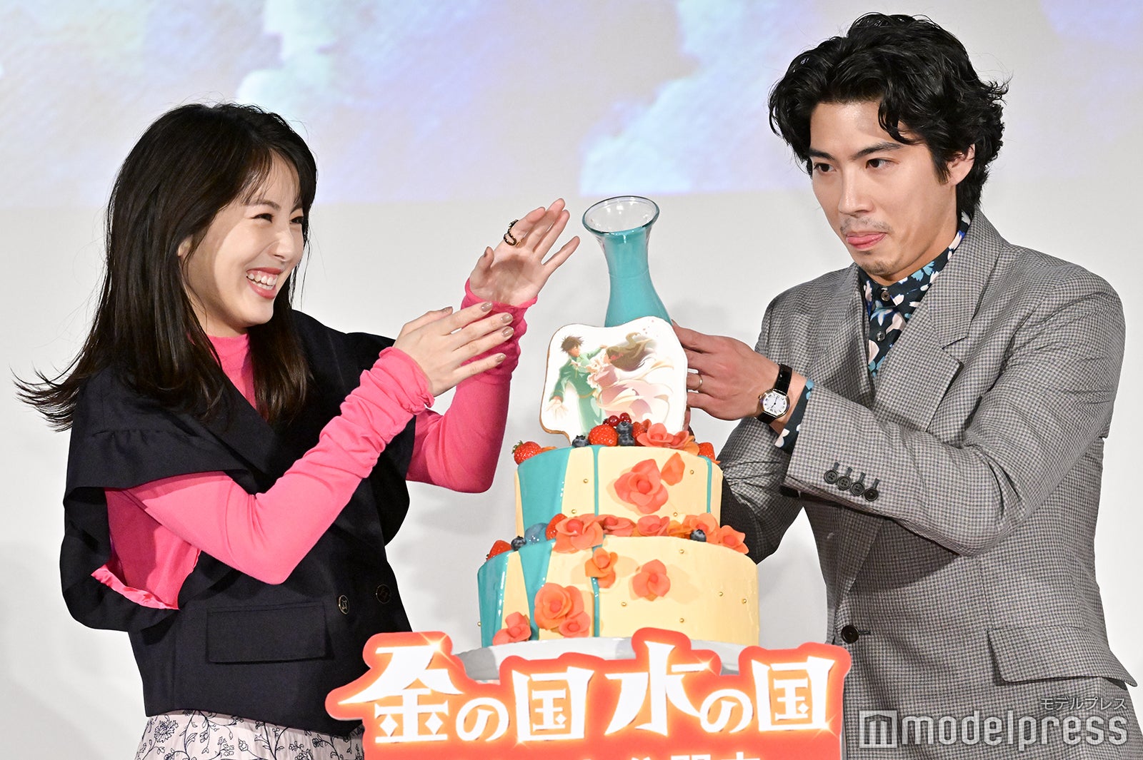 浜辺美波、賀来賢人（C）モデルプレス