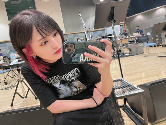 山本彩、赤髪インナーカラーにイメチェン