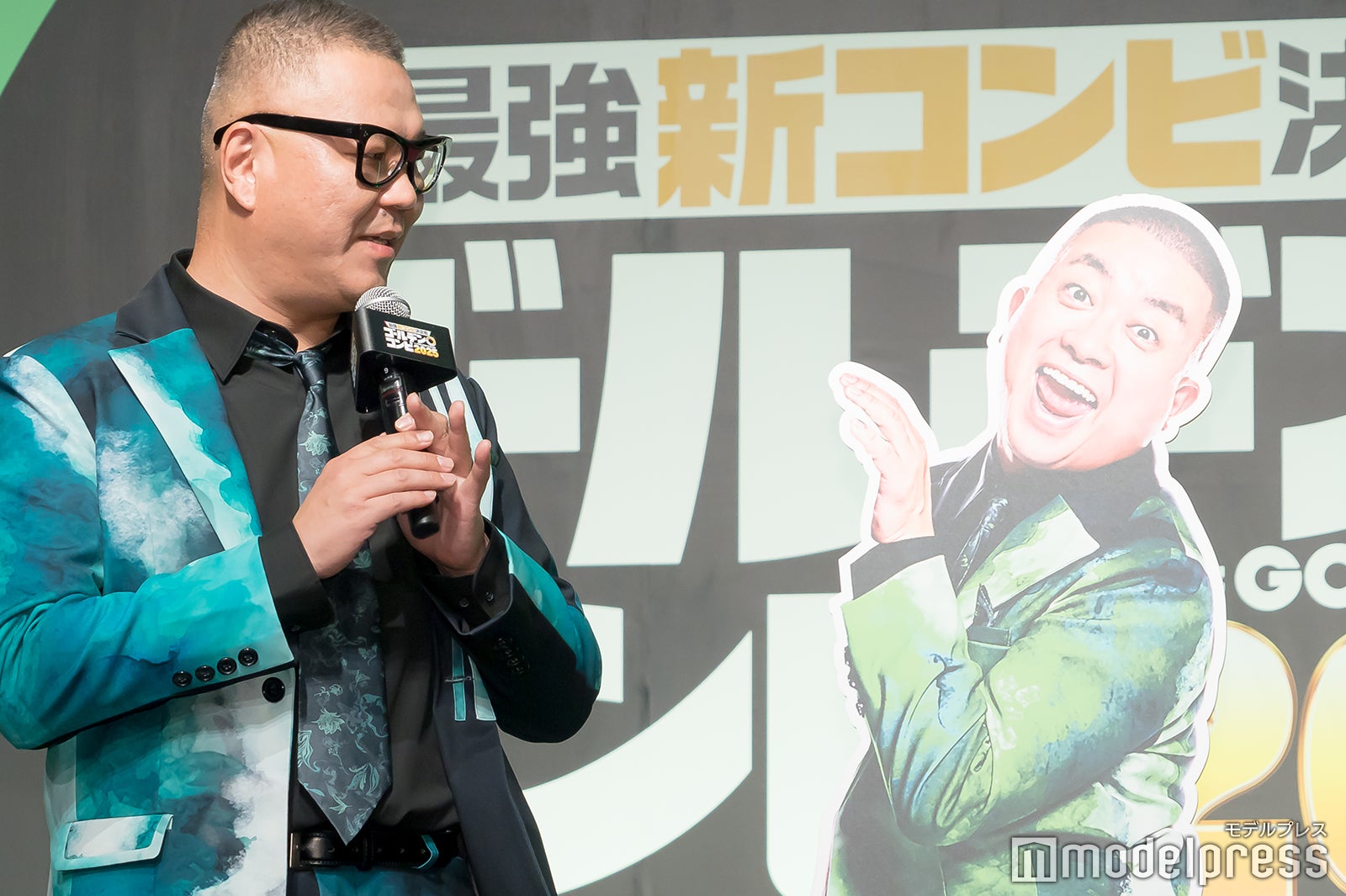 長谷川忍、パネルで登場したチョコレートプラネット松尾駿（C）モデルプレス