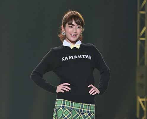 筧美和子、ミニスカから美脚あらわ 元気いっぱい“スクールガール”に<神コレ2015A/W>