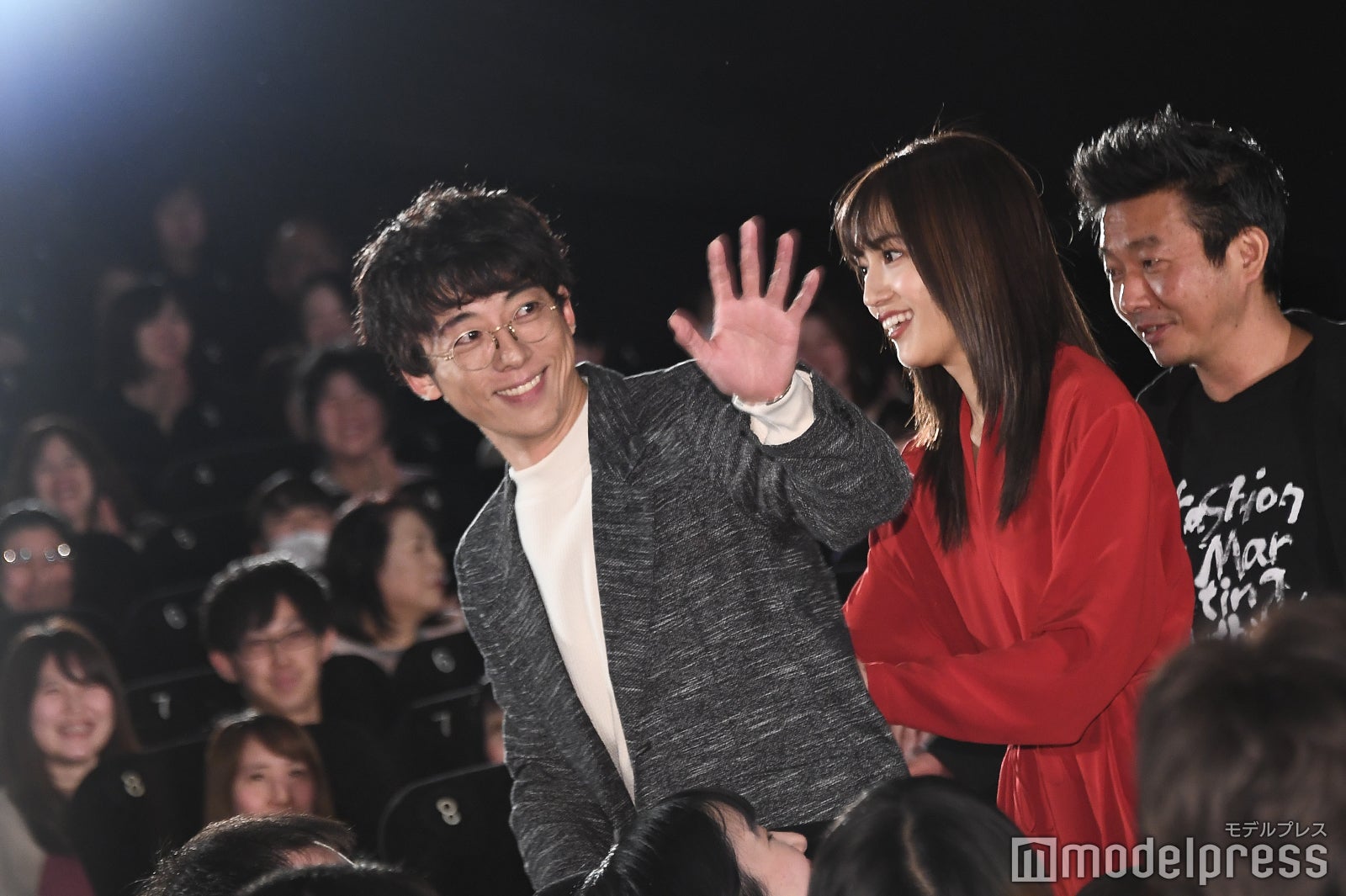 大歓声に包まれ登場する川口春奈、高橋一生（C）モデルプレス