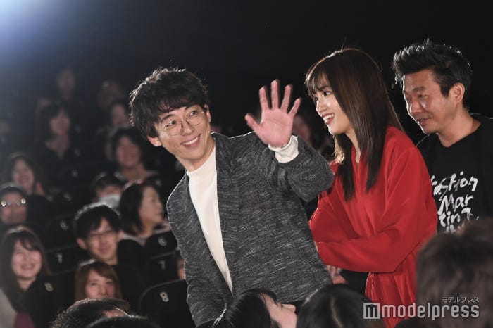 大歓声に包まれ登場する川口春奈、高橋一生(C)モデルプレス