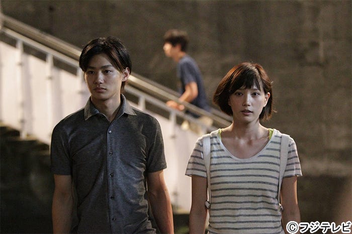 (左から)野村周平、本田翼/『恋仲』第2話より