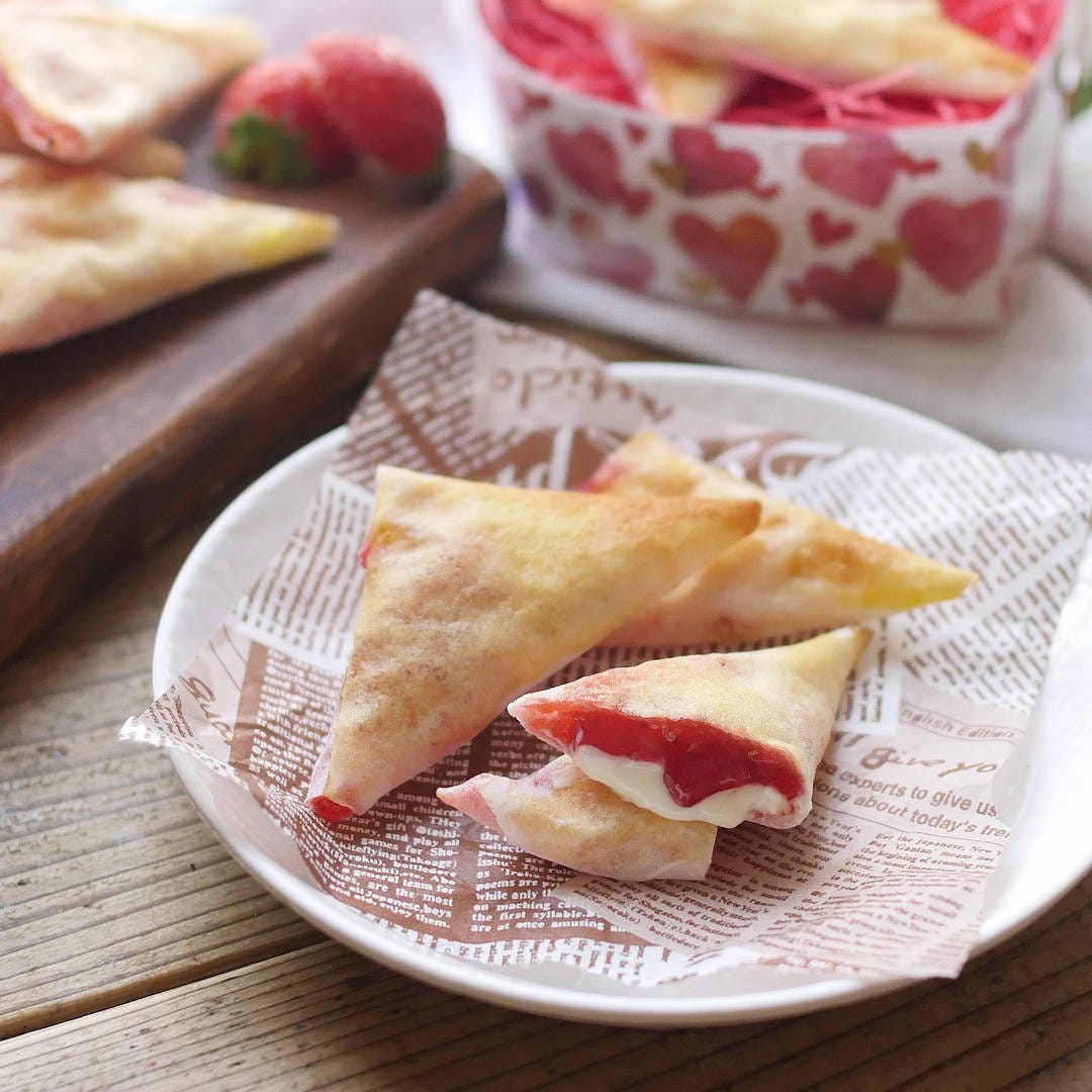春巻きの皮で三角いちごチョコパイ。トースターでパリとろっ♪