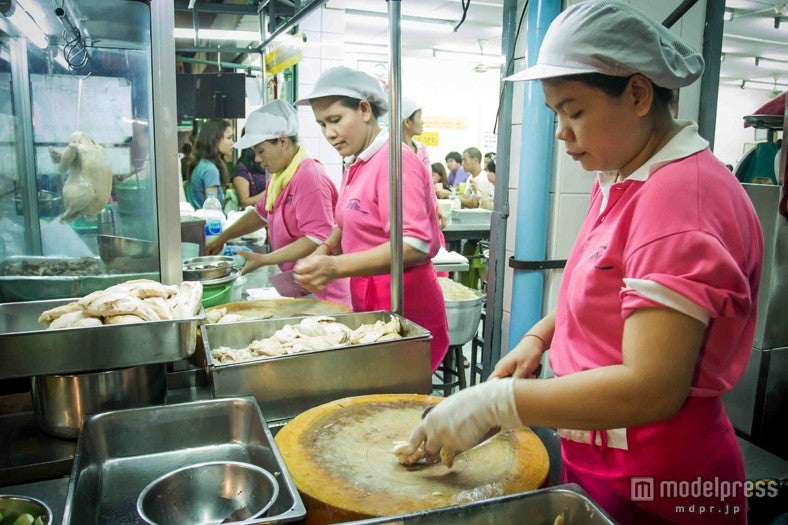 “ピンクのカオマンガイ屋”として知られる所以のユニフォーム