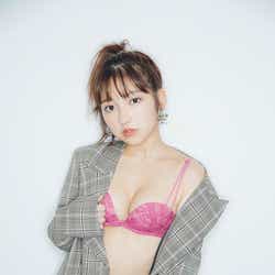 モデルプレス - 十味、ランジェリー&オーバージャケットが色気たっぷり ふんわりバストにもドキッ