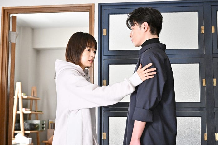 井上真央、佐藤健/ 「100万回 言えばよかった」最終話より(C)TBS