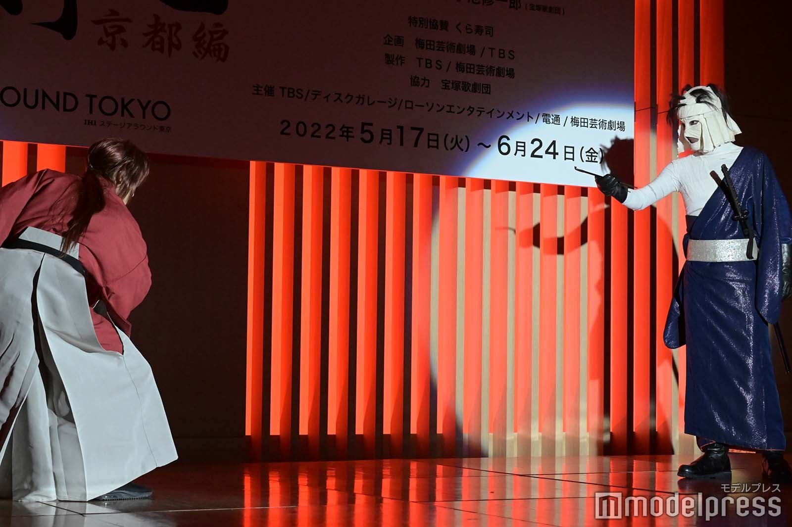 殺陣を披露する小池徹平、黒羽麻璃央（C）モデルプレス