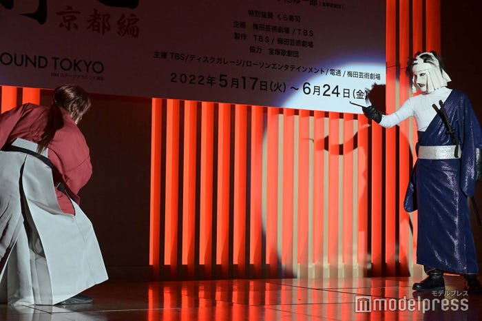 殺陣を披露する小池徹平、黒羽麻璃央(C)モデルプレス