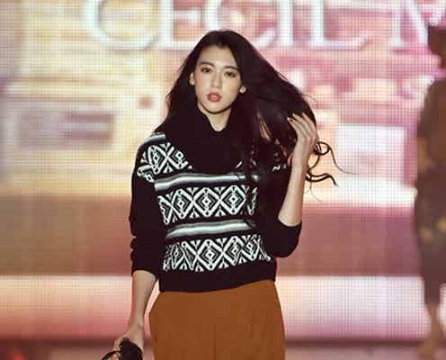 三吉彩花、秋最旬ファッション&クールな表情で魅了<関コレ2015A/W>