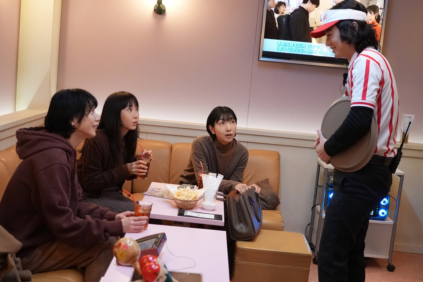 第1話のカラオケのシーン（左から）夏帆、木南晴夏、安藤サクラ、染谷将太 （C）日本テレビ