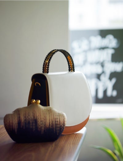 （手前から）クラッチバッグ ￥25,000／SERPUI、バッグ ￥69,000／MARY AL TERNA（C）TOPLOG